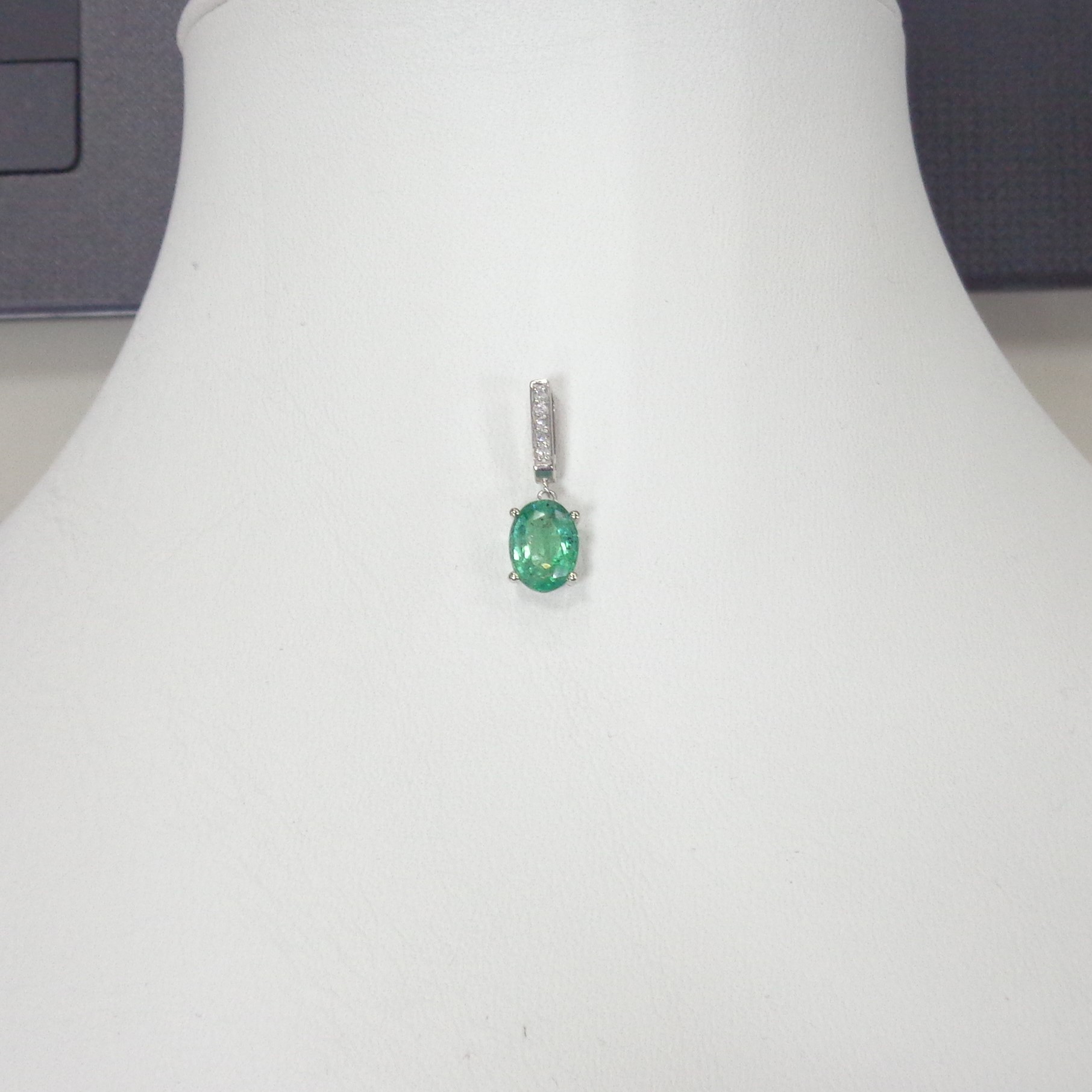 Подвеска из белого золота с изумрудом